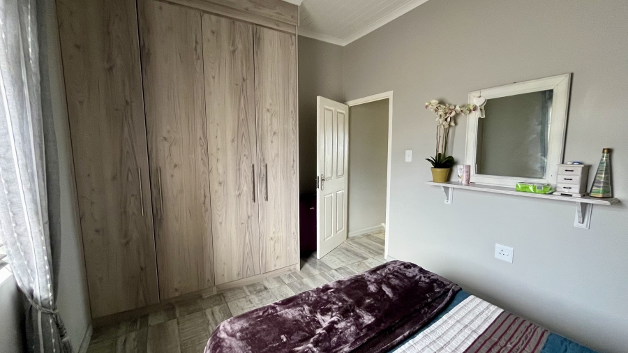 2 Bedroom Property for Sale in Hoogland Western Cape